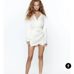 Zara klänning  - Intresse koll! En superfin vit satin klänning som går att ha på sig till allllt!! 