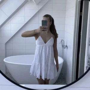 Zara klänning  - Säljer denna super fina zara klänningen som var från förra året.bilden är lånad