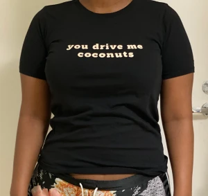 Snygg T-shirt  - En jätte fin t-shirt från gina tricot i storlek xs men passar även till s 🥰