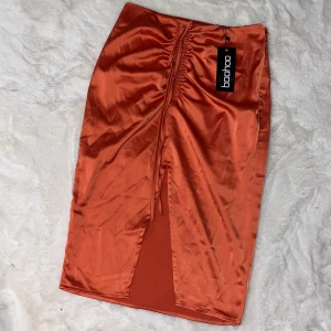 Högmidjad kjol  - Från boohoo, ny med prislapp 