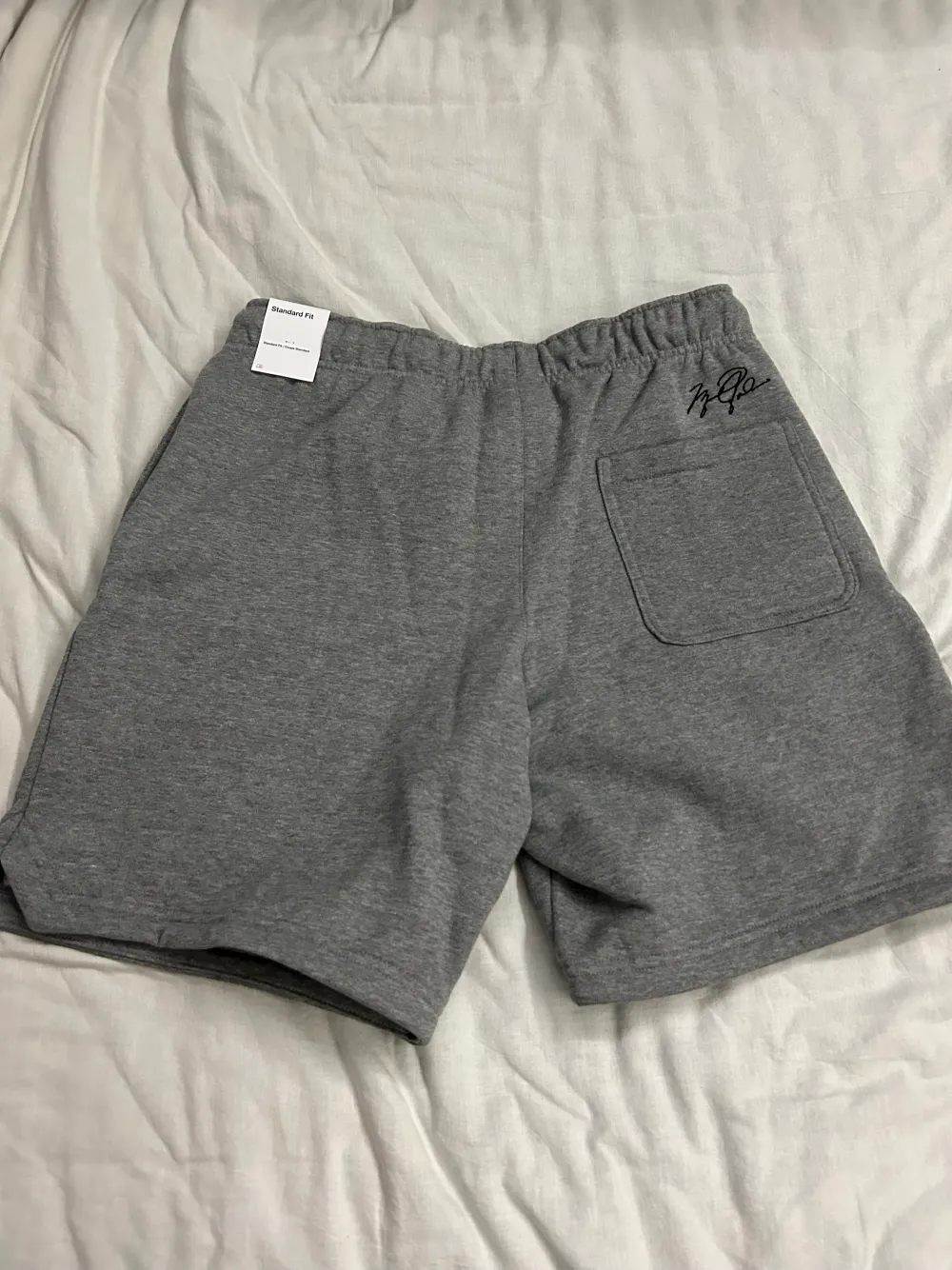 Helt nya kort byxor från Jordan/Nike.Com helt nya lapp o allt sitter kvar. Nypris: 550kr. Shorts.