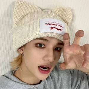Hyunjin loverboy beanie - TRYCK EJ PÅ KÖP NU, tack! Ej äkta Loverboy! lite mer beige i färgen än den hyunjin har på sig.  Knappst använd. Skriv om du skulle behöva mer bilder osv o fråga på om frågor! :) Kommer i sin orginal förpackning. 