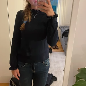 Mörkblå finttröja från only - En jättefin mörkblå fin långärmad tröja från only! Också använd ett fåtal gånger då de inte riktigt varit min stil! Glöm inte att höra av er om de är något mer ni undrar! Frakten ingår i priset! 💗