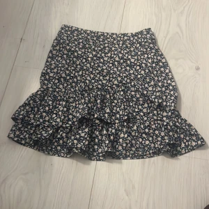 Kjol - Blå blommig kjol från SHEIN 🌸 använd 1 gång