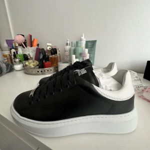 Roberto cavalli. Cavalli class skor. - Helt nya, Aldrig använda! Så fina. Rätt hög sula. Nypris: 1999kr Pris går att diskuteras 