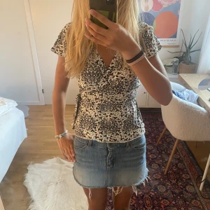 Omlott topp - Super fin omlott topp som man knyter i midjan. Storlek l men passar många storlekar eftersom dne är justerbar!