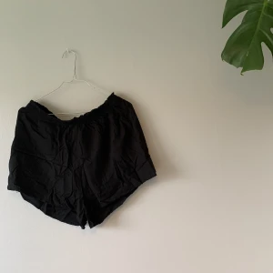 Shorts - I linneimitation. Fås på köpet vid annat köp.
