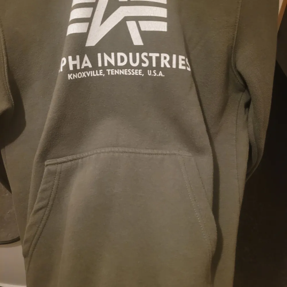 Köpt i 2a hand. Jättefint skick.  Passar S & M. Hoodies.