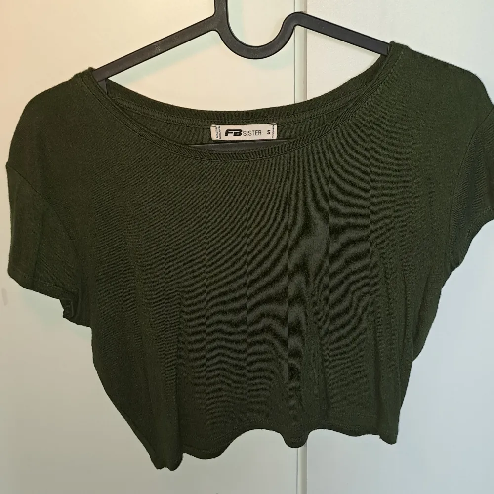 En mörkgrön baggy T-shirt i st M🤙🏼 det är ett lent material och tröjan har inge täcken av användning🤍 kontakta mig för fler bilder🫶🏼. T-shirts.