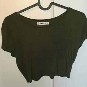 En mörkgrön baggy T-shirt i st M🤙🏼 det är ett lent material och tröjan har inge täcken av användning🤍 kontakta mig för fler bilder🫶🏼