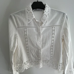 Vit skjorta - Vit spets skjorta från Zara som jag aldrig använt💖