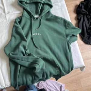 Grön Jack & Jones hoodie  - Hej. Säljer denna hoodien då den har blivit för liten. Använts inte jättemånga gånger så fortfarande i bra skick.