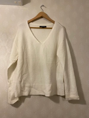 Finstickad vit tröja - Hej säljer min vita stickade tröja då jag har tröttnat på den. Den är i storlek M och sitter bra på mig som har storlek M! I gott skick utan defekter eller fläckar😍 
