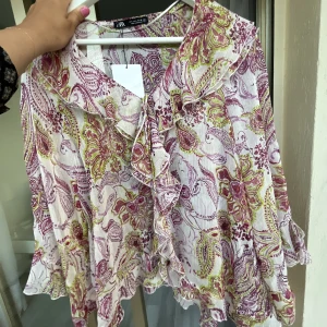 Zara topp - Säljer denna zara tröja i storlek L men liten i storleken så är som M, helt oanvänd med lappen kvar 💖helt slutsåld!!