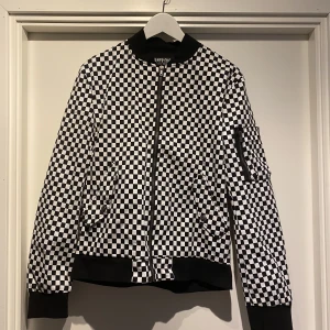 Tripp nyc bomberjacka  - En jätteskön och oversized jacka som passar s/m/l beroende på hur man vill att den sitter. Nyskick och har aldrig använt för den passade inte mig i storleken (har storlek xs). 