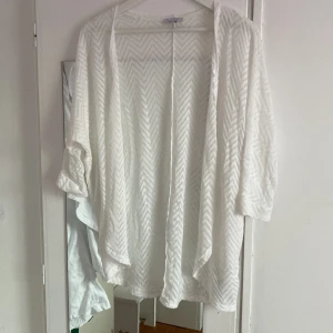 Kofta  - Tunn skön kofta med 3/4-ärm  som passar perfekt till sommarens sena kvällar 🌸 Katt finns i hemmet. 