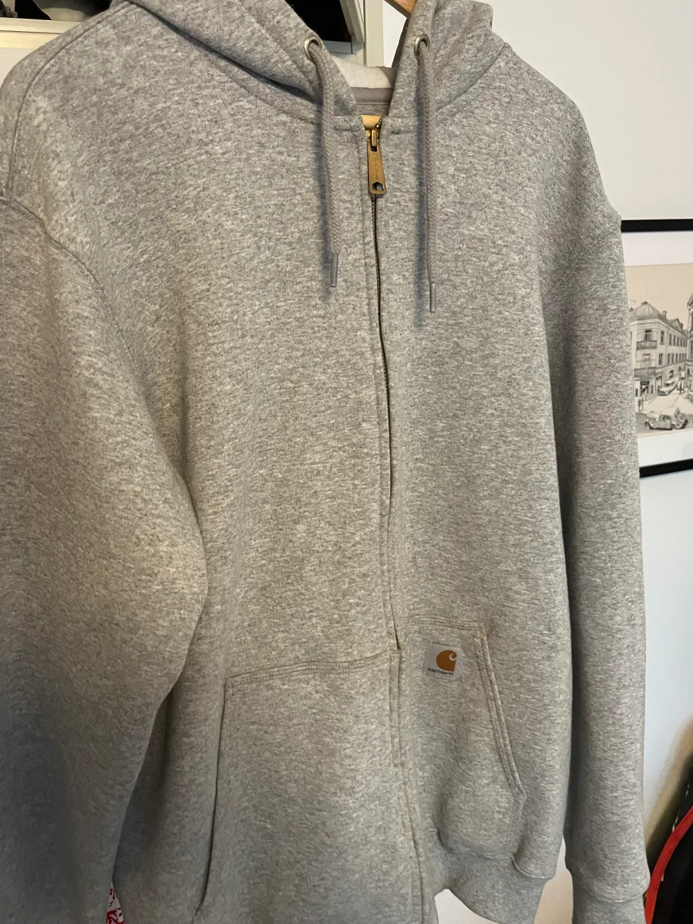 Carhartt workwear hoodie i grå, storlek M (fits L), helt ny använd tre gånger.. Hoodies.