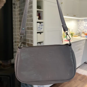 Baguette bag - Säljer min ljuslila handväska från Gina!❤️Endast använd 2 gånger❣️