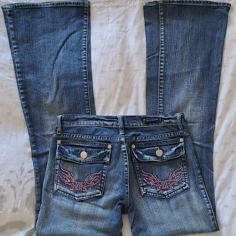 Säljer ett par superfina Rock & Republic jeans (storlek 27) i jättebra skick❤️‍🔥 Jeansen är lågmidjade och i bootcut-modell med snyggt bling på bakfickorna🪩💜   Hör av dig vid intresse eller funderingar🫶 Använd gärna köp nu💕. Jeans & Byxor.