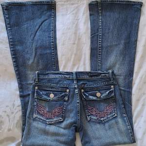 Säljer ett par superfina Rock & Republic jeans (storlek 27) i jättebra skick❤️‍🔥 Jeansen är lågmidjade och i bootcut-modell med snyggt bling på bakfickorna🪩💜   Hör av dig vid intresse eller funderingar🫶 Använd gärna köp nu💕