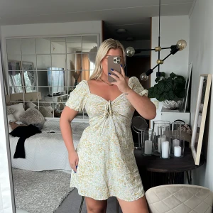 Somrig klänning från h&m  - Klänning från h&m i ett somrigt tryck. Storlek 42. Använd ett fåtal gånger. 