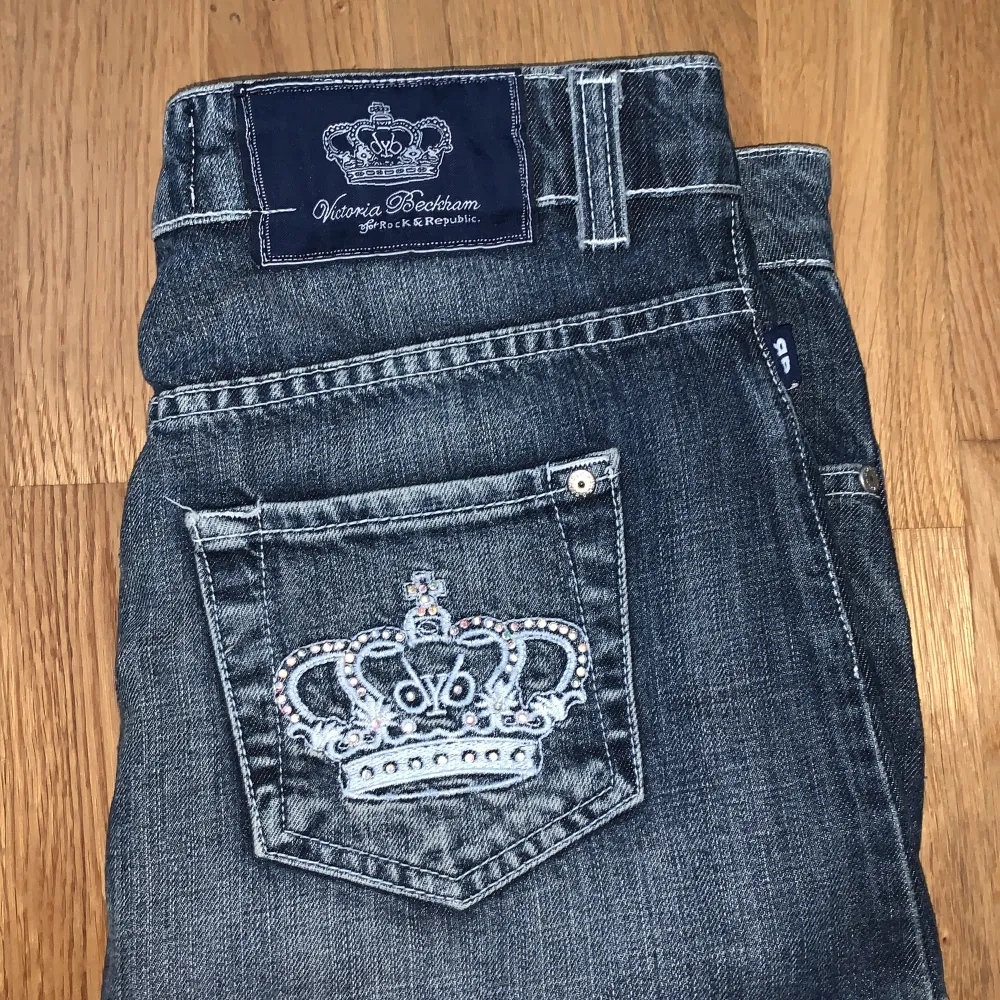 Blå jeanskjol från Victoria Beckhams kollektion med Rock&Republic. Ganska liten i storleken. . Kjolar.