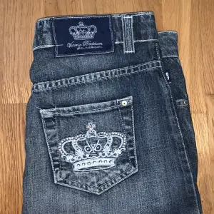 Blå jeanskjol från Victoria Beckhams kollektion med Rock&Republic. Ganska liten i storleken. 