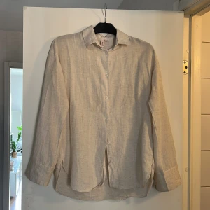 Linneskjorta  - Linneskjorta från NLY. Använd en gång. Långa, vida ärmar med knappar vid ärmslutet. Storlek 32.