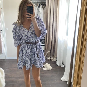 Blommig klänninf - Super super super söt blommig sommarklänning! Perfekt till alla tillfällen! 