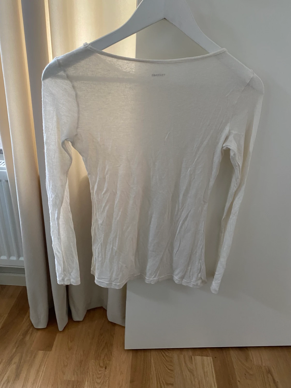 Tunn vit långärmad tröja.  - 90