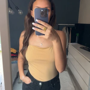 Body från bikbok - Säljer min fina body från Bikbok! Den är i nyskick och tyvärr aldrig använt då det är en string-body och det insåg jag när returtiden hade passerat. Man kan både klä upp och ner den!! Nypris var 299:-Hör gärna av er vid vidare intresse eller frågor ❤️‍🔥