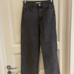 Gråa vida jeans ifrån Vero Moda, stl S/32. Benlängden passar mig som är 1,70 cm lång. 