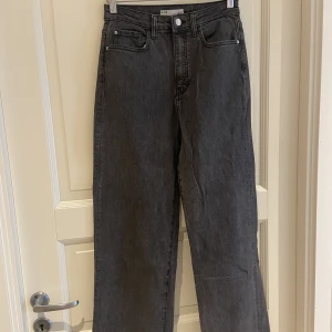 Gråa vida jeans ifrån Vero Moda - Gråa vida jeans ifrån Vero Moda, stl S/32. Benlängden passar mig som är 1,70 cm lång. 