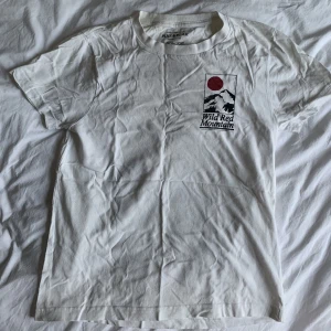 T-shirt med tryck  - Lite oversized T-shirt med tryck 