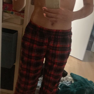 Lowwaist pyjamasbyxor  - Dessa vida jätteSKÖNA pyjamasbyxor kommer inte riktigt till användning, de passar perfekt att ha om man inte orkar sätta på sig några obekväma jeans!! Postbevis finns, och priset kan diskuteras. De är i storlek 146, men jag som har xs/xxs kan ha de.❤️