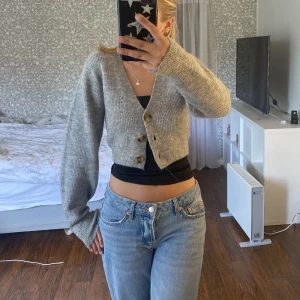 Stickad kofta - Oanvänd från hm i strl xs