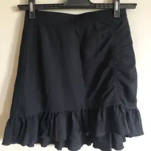 Svart kjol från Gina tricot i storlek M.