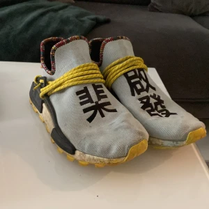 Nmd/human race - Tyvärr en blå färg fläck på sulan.