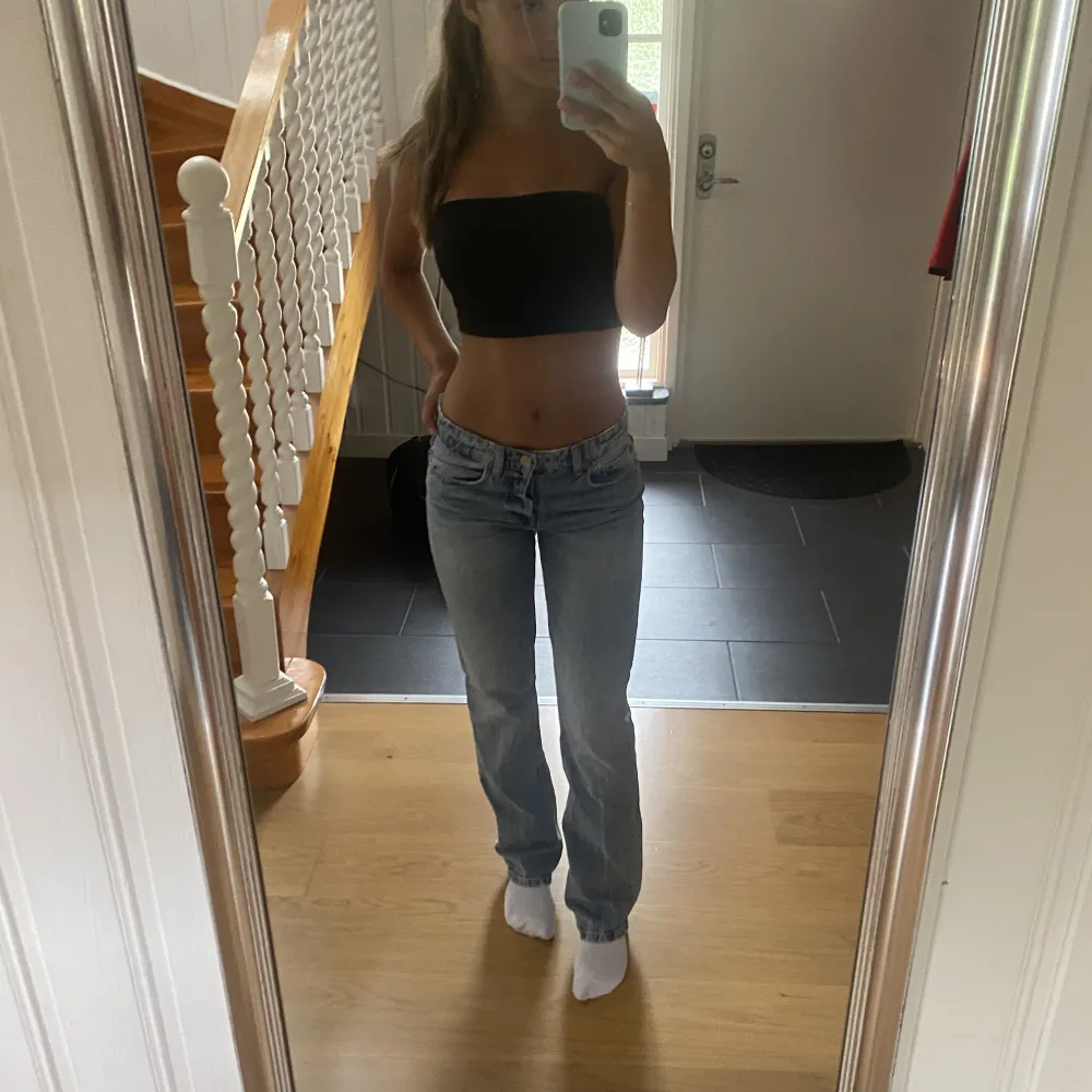 säljer zara mid waist jeans, näst ljusaste färgen i stl 36, är i bra skick, stretchiga, långa i benen (är 166 cm) 💕 skriv om intresserad 🥰. Jeans & Byxor.