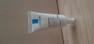 LA Roche Posay SPF 30 Rosaliac - Använt 2 gånger kräm från La Roche Posay.   Krämen är till för som solkräms skydd för de som har Rosaliac.   Lugnande fuktighetskräm förhindrar UV-inducerad rodnad.