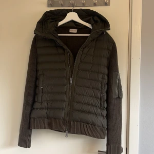 Moncler caridgan - Äkta! 8/10 i skick  Sise 2 Den är inte använd mycket alls har haft den i 4 månader och den är i väldigt bra skick inga hål eller så på den passar folk som är mellan 178-185