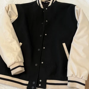 Jacka  - Jacka från hm. Kolla in mitt konto för fler fina kläder för billigt pris. Skriv privat för fler bilder