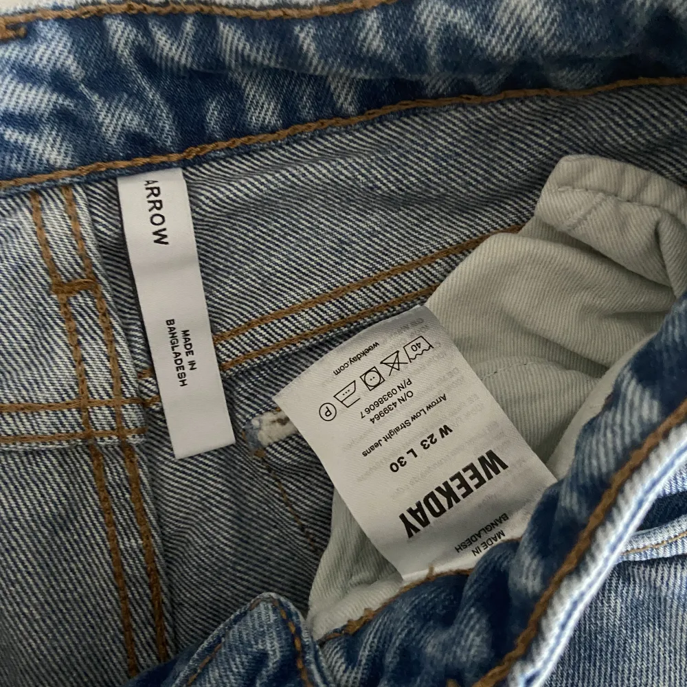 Low waist jeans storlek W23 l30, använda 1 gång då de är för små för mig . Jeans & Byxor.