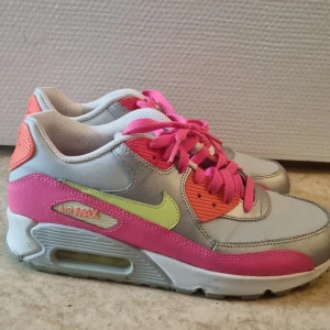 Nike AirMax - I stort sätt helt oanvända Nike Airmax. Provgått dom ute en gång, men dessa skor passar inte mina fötter. Limited Edition så de är svåra att få tag på! Passar den färgglada pinglan!🥳