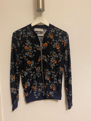 Jacka/kofta  - Kofta i blommigt motiv. Mycket fin och skön. Tyget är ganska tunt och otroligt mjukt. Koftan är i storlek S.