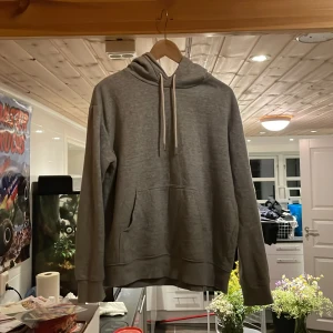 Grå hoodie  - En hoodie stl S, köpt från H&M Kostade 199ny, knapt använd, för stor för mig därför säljes 