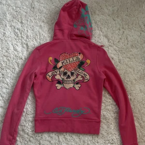 Ed hardy - Världens coolaste ovanligare ed hardy hoodie, den är i väldigt fint skick. tryck på båda sidorna av luvan, brösten, ryggen och fickan. Den är lite ljusare rosa i verkligheten.Storlek XS/S. Vill du köpa är det bara att trycka på ”köp nu”
