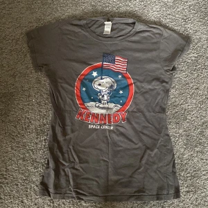 T-shirt  - En snygg kennedy space center tshirt. Som jag inte använder längre. Skriv vid intresse.💕