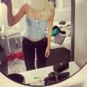 Jeans topp - Säljer denna jeans toppen från zara! Älskar den supermycket men använder inte lika mycket längre💞 skicka meddelande vid intresse. 