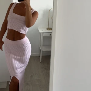 Rosa sett  - Från gina! Toppen är i storlek M och  kjolen i xs! Köparen står för frakten 